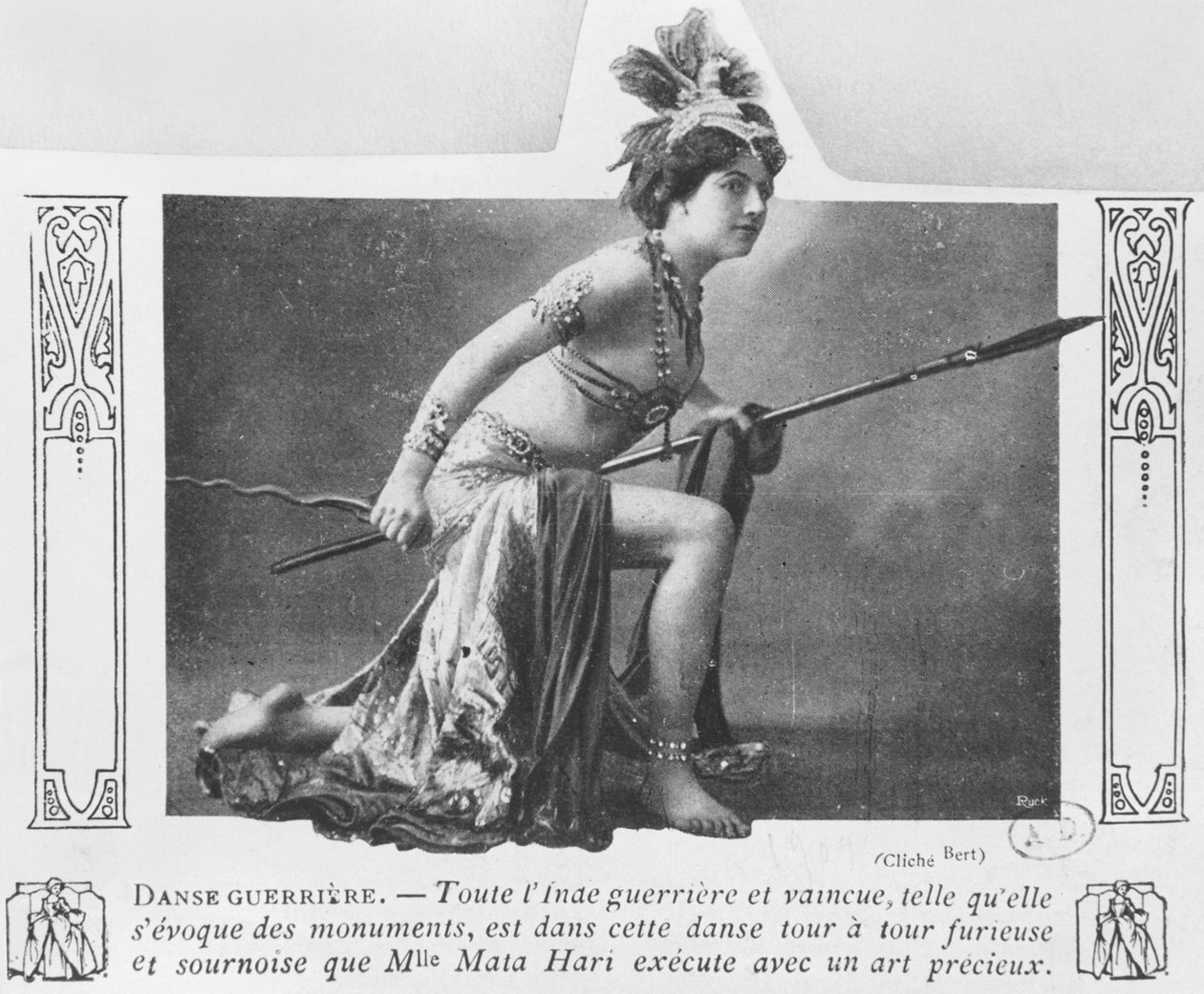 Mata Hari en una danza de guerra, principios del siglo XX de A. Bert