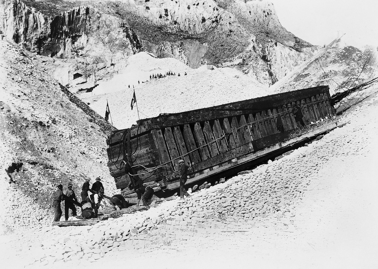 Alpes Apuanos (Carrara). Monolitos siendo transportados en trineos en las canteras (foto en b/n) de A. Corsini
