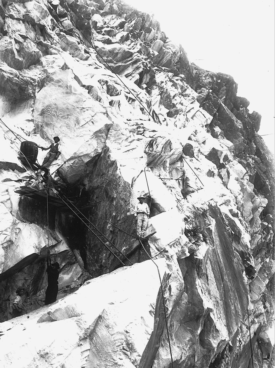 Excavadoras trabajando en una cantera de la empresa "Fabbricotti" en Lorano, en los Alpes Apuanos (foto en b/n) de A. Corsini