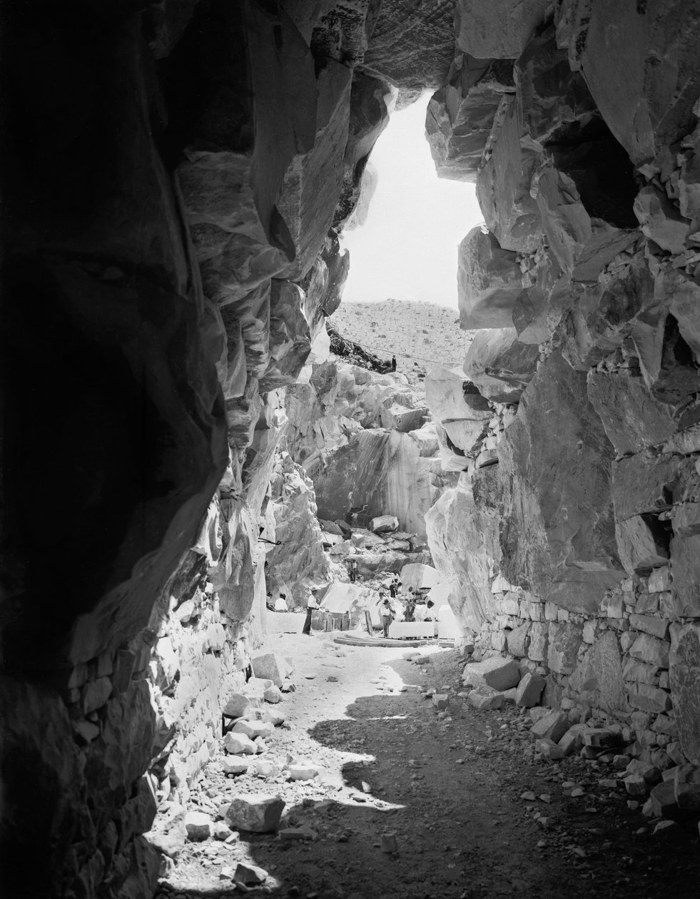 Excavadores trabajando en una cantera de mármol en los Alpes Apuanos, Toscana de A. Corsini
