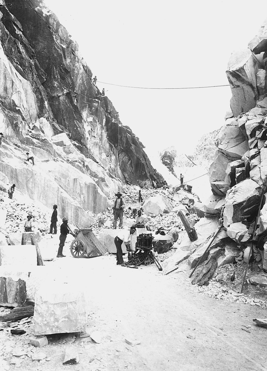 Excavadoras trabajando en una cantera de mármol en los Alpes Apuanos, Toscana (foto en b/n) de A. Corsini