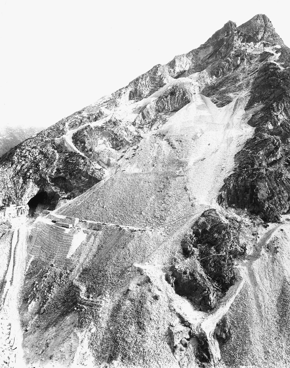 Los acantilados de una cantera de mármol, en los Alpes Apuanos (foto en blanco y negro) de A. Corsini