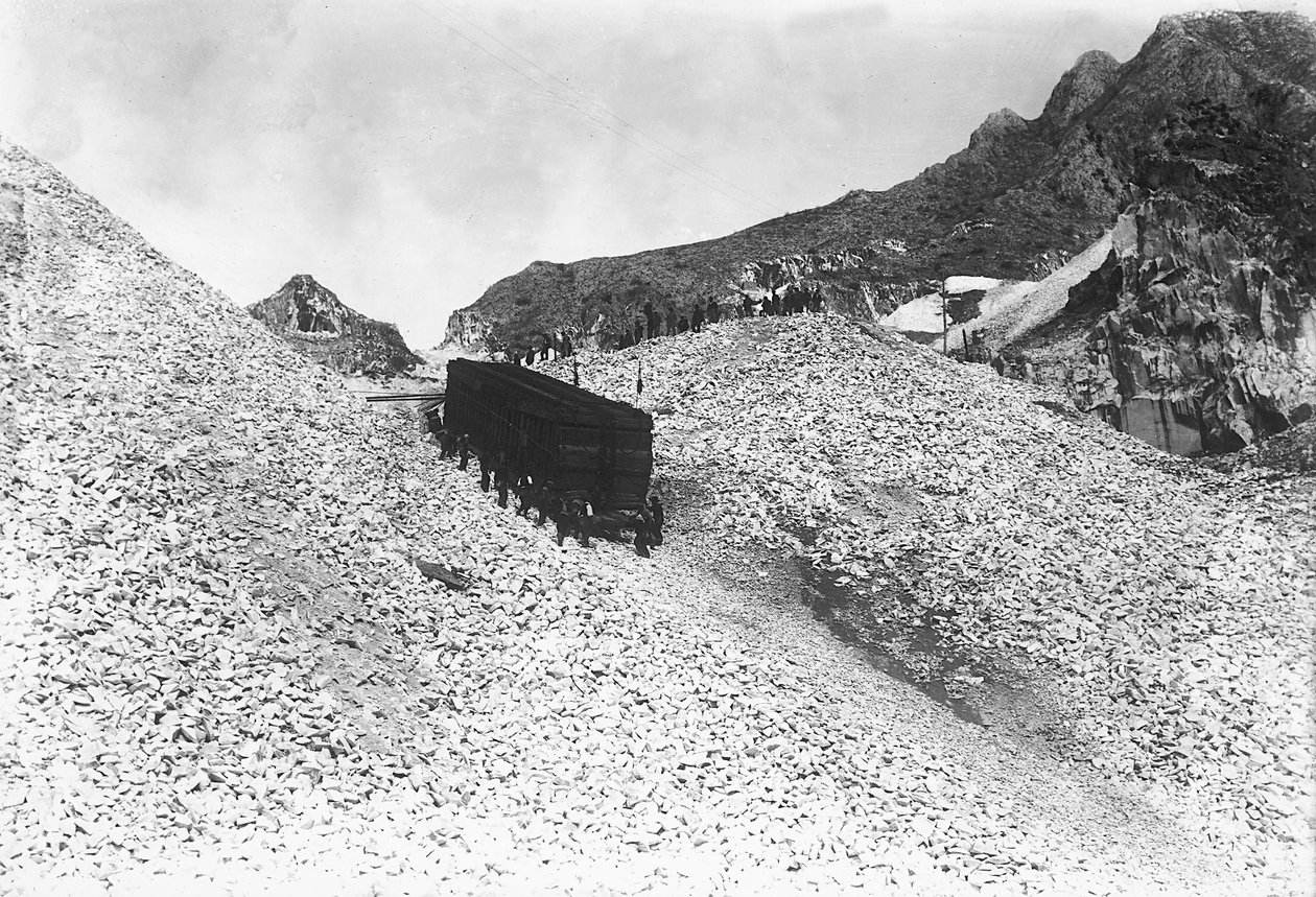 Transporte de un enorme convoy que contiene mármol, a lo largo de una carretera cerca de una cantera en los Alpes Apuanos, Toscana (foto en blanco y negro) de A. Corsini