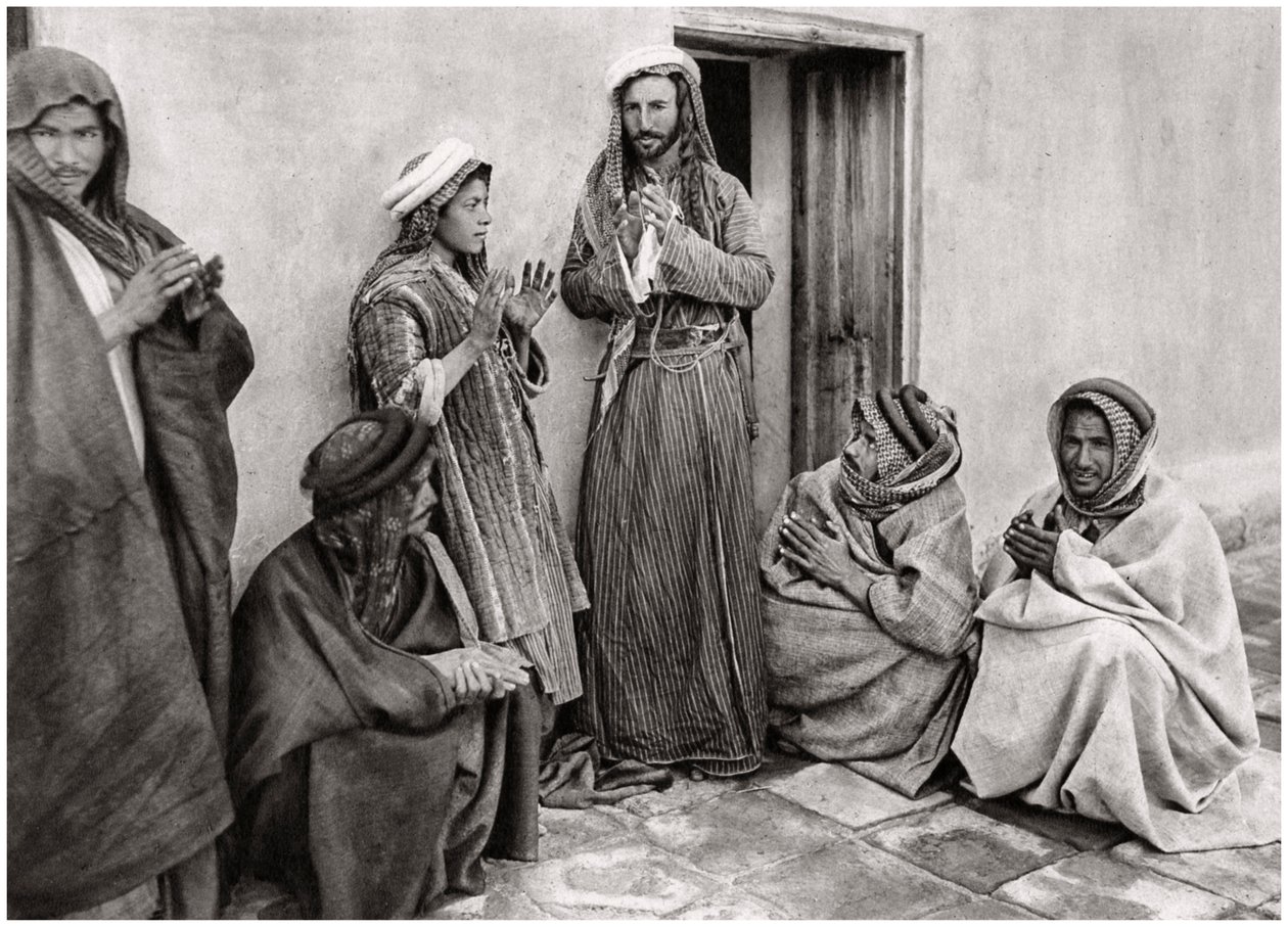 Un mulá enseñando una oración a un joven, Irak, 1925 de A. Kerim