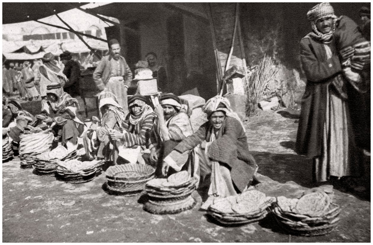 Suq El Khubur, un mercado de pan nativo, Bagdad, Irak, 1925 de A. Kerim