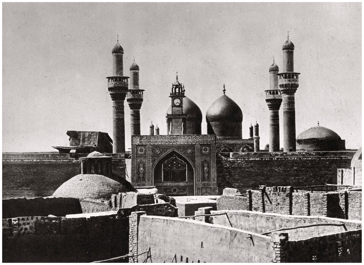 Las cúpulas doradas y los minaretes de la Mezquita al-Kadhimiya, Bagdad, Irak, 1925 de A. Kerim