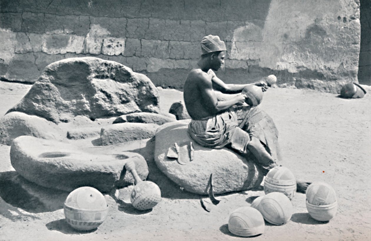 Un hombre Yoruba grabando cuencos de arcilla y jarras de agua, interior de Lagos, sur de Nigeria, 1912 de A. W. Gelston