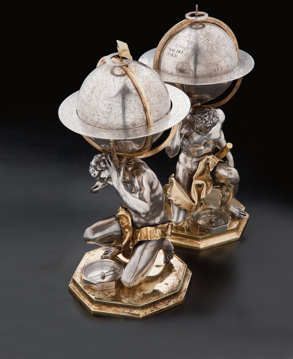 Dos globos terráqueos y celestes excepcionales, sostenidos por Hércules y Atlas, Augsburgo de Abraham Drentwett