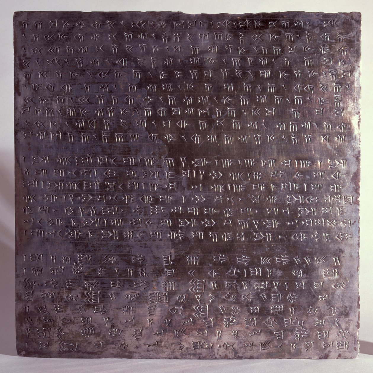 Placas fundacionales de Apadana colocadas por Darío, de Persépolis, grabadas en escritura trilingüe: persa antiguo, elamita y babilónico, finales del siglo VI a.C. (plata) de Achaemenid