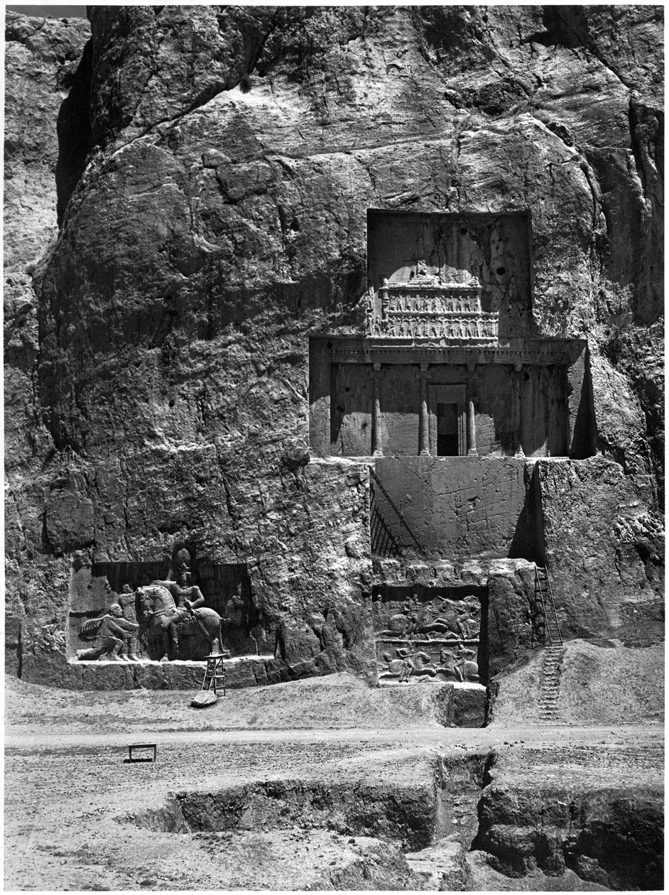La tumba excavada en la roca de Artajerjes I, c.466-464 a.C., con un relieve sasánida debajo que representa la victoria de Shapur I sobre los romanos de Achaemenid