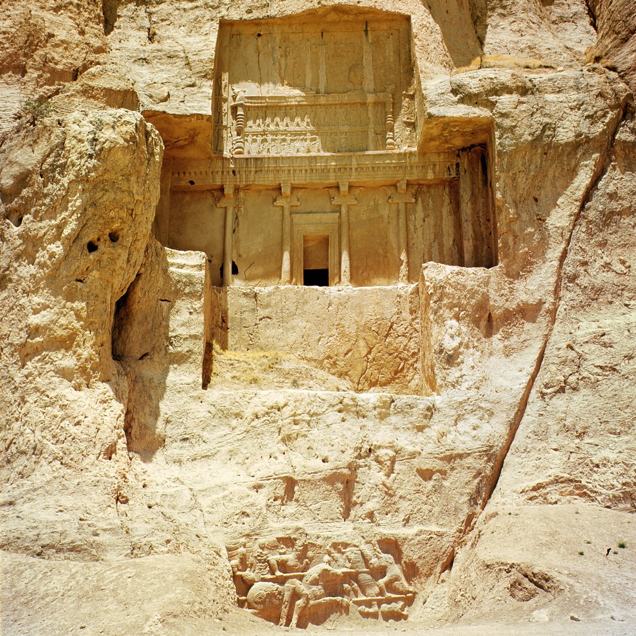 La tumba excavada en la roca de Artajerjes I, c.466-464 a.C., con un relieve sasánida debajo que representa la victoria de Shapur I sobre los romanos de Achaemenid