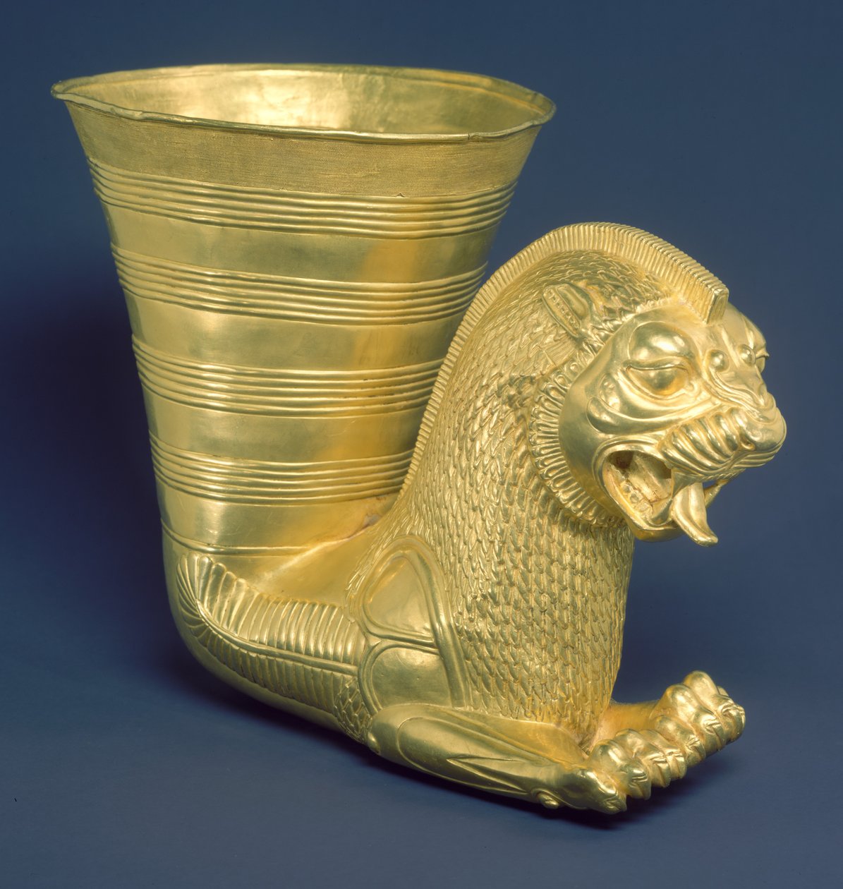 Vasija terminada en la parte delantera de una criatura leonina fantástica, c. siglo V a.C. de Achaemenid