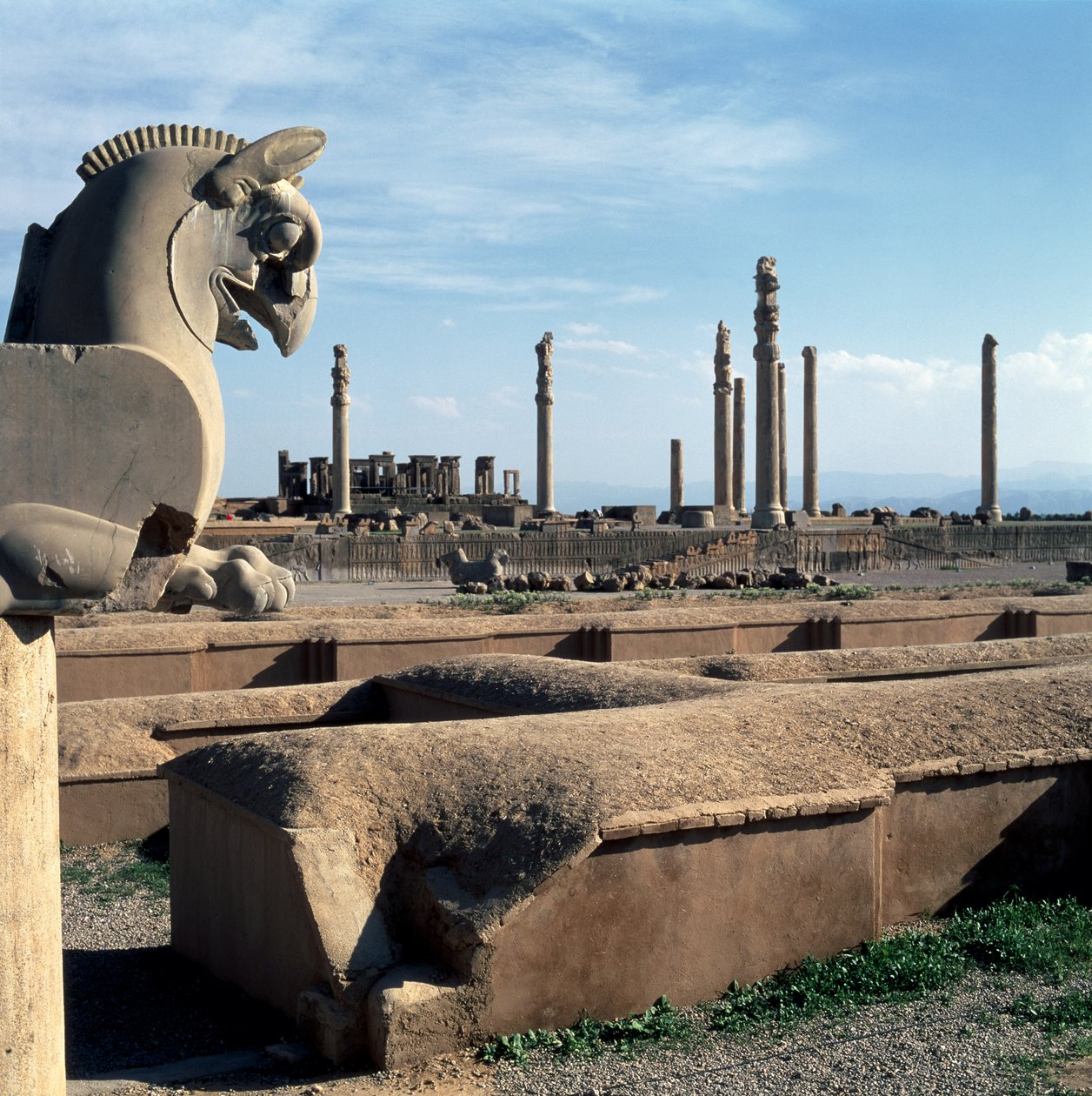 Vista del pórtico norte de la Apadana con el Tachara al fondo, desde la entrada de Sapahan Spoy (Camino del Soldado) de Achaemenid