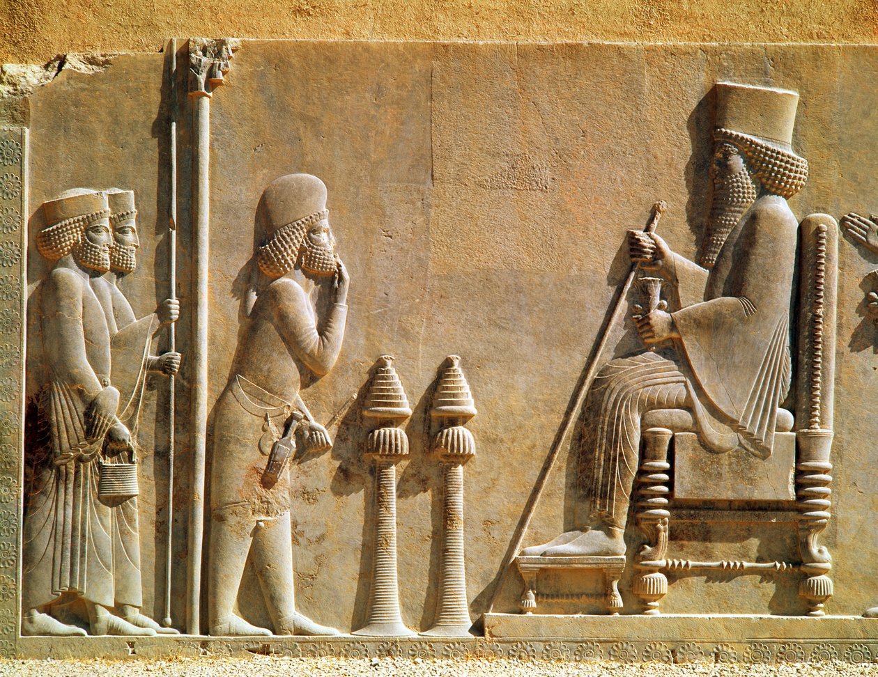 Un oficial mediano rindiendo homenaje al Rey Darío I (c.550-486 a.C.) del Tesoro, c.515 a.C. (caliza) de Achaemenid