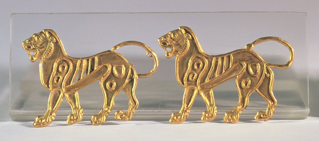 Dos secuencias de leones que fueron cosidas en túnicas ceremoniales, de Hamadan, c. siglo V-IV a.C. de Achaemenid
