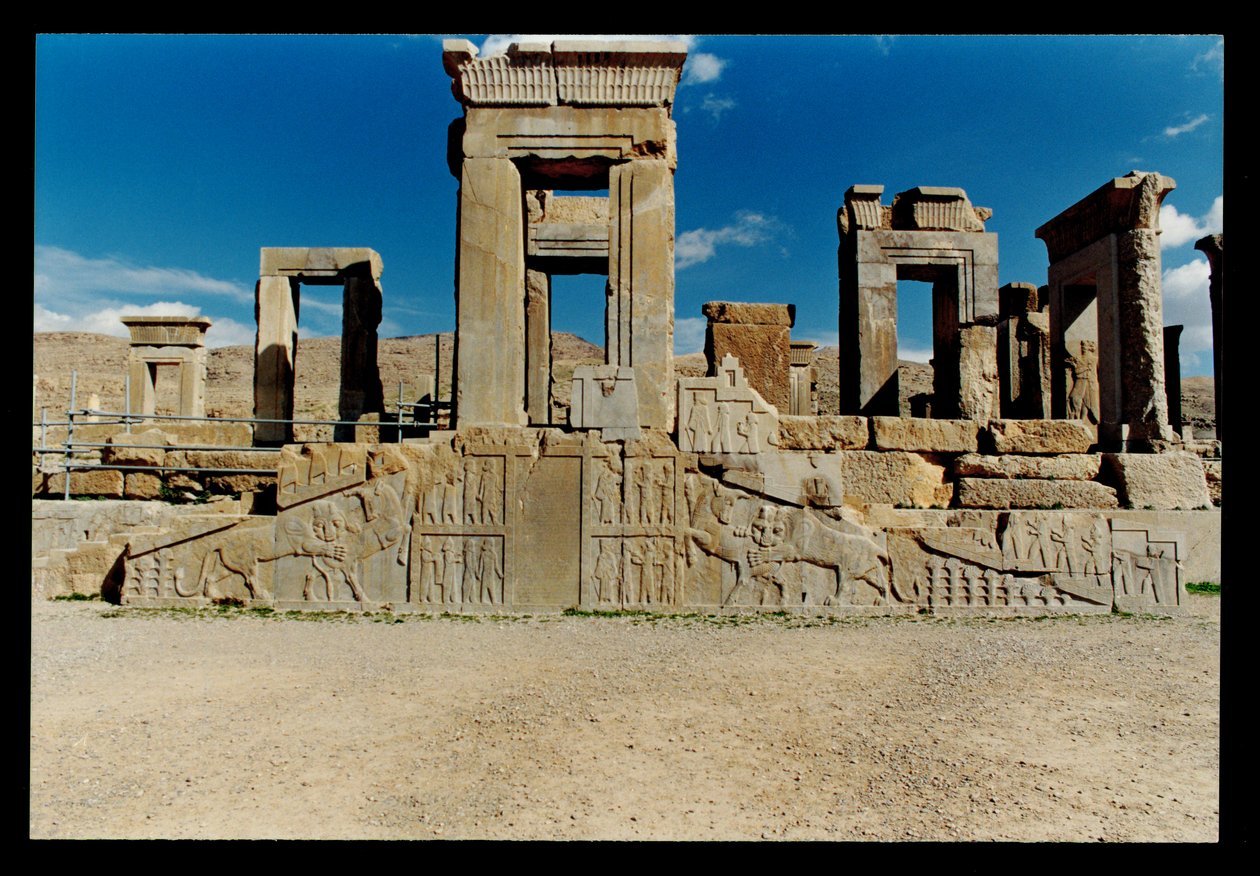 Fachada oeste del Tachara (palacio privado de Darío), construido c.485 a.C. y la escalera añadida por Artajerjes III en c.360-50 a.C. de Achaemenid