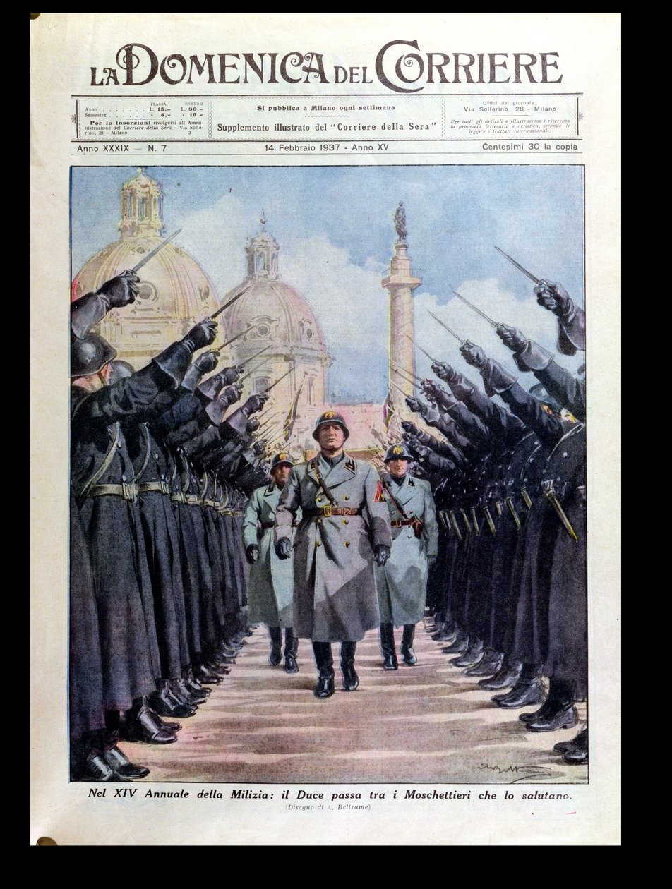 Benito Mussolini (1883-1945) revisando la milicia, de 