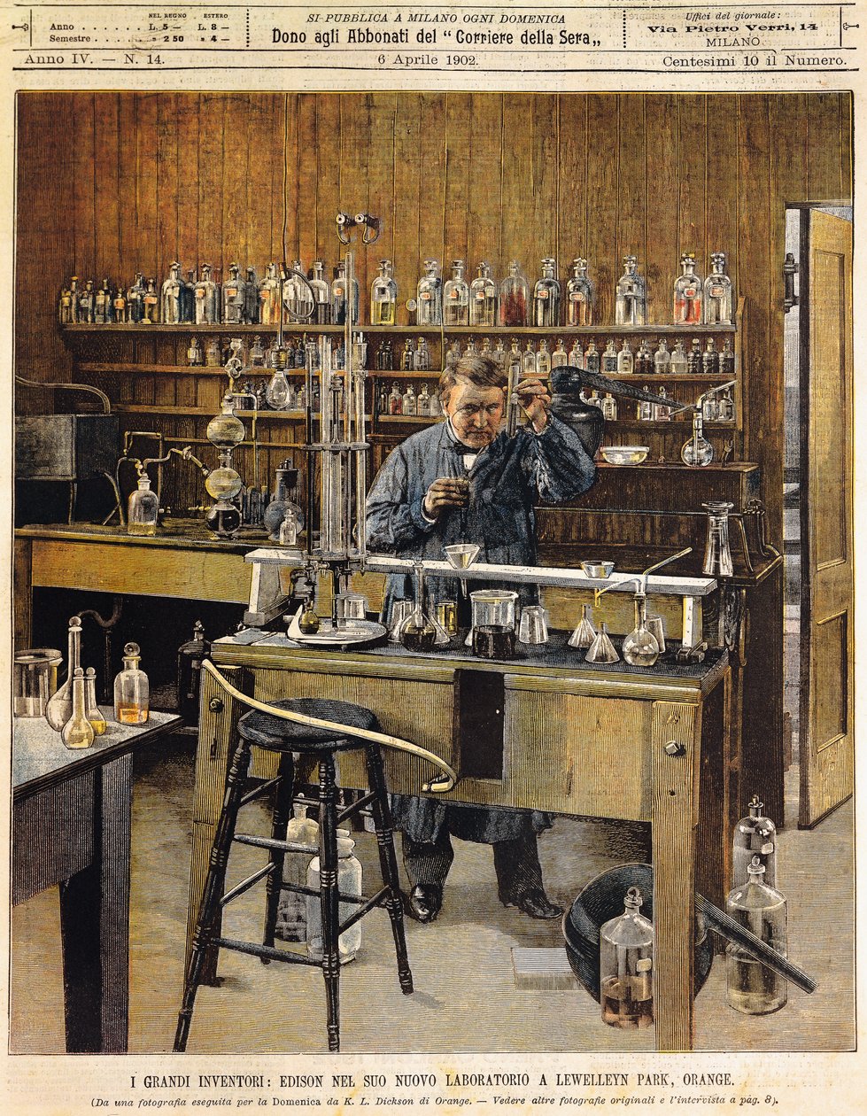 El inventor estadounidense Thomas Ava Edison (1847-1931) en su nuevo laboratorio en Lewellein Park, ilustración de Achille Beltrame (1871-1945), La Domenica del Corriere de Achille Beltrame