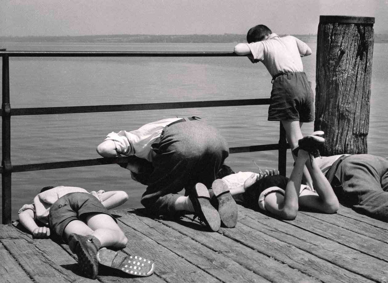 Ocupado con la pesca, Italia, c.1950-60 de Achille Villani