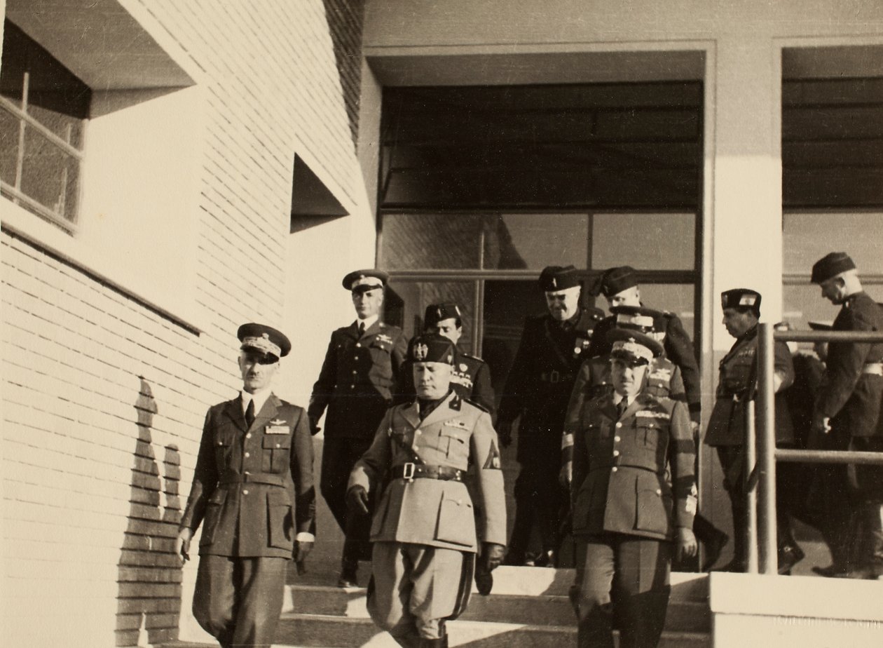 Inauguración de los edificios del Aeropuerto Real "Fausto Pesci" en Bolonia, construido por la Compañía Mauro Toschi fu Ulisse, en presencia del Duce Benito Mussolini, 24/10/1936 de Achille Villani