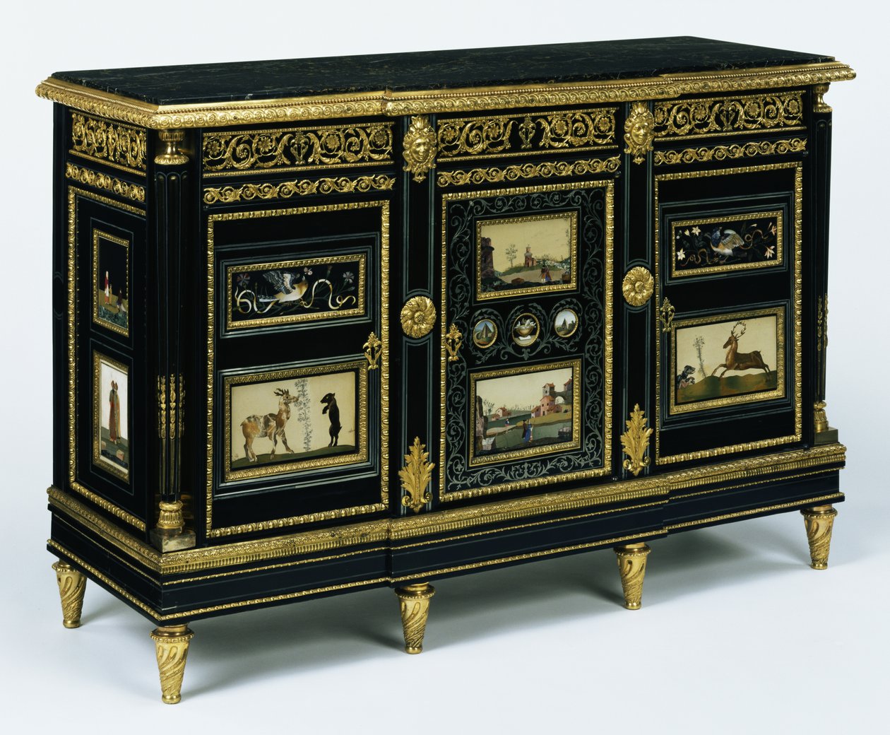 Uno de un par de gabinetes montados con placas de pietra dura de finales del siglo XVII, c.1785 de Adam Weisweiler