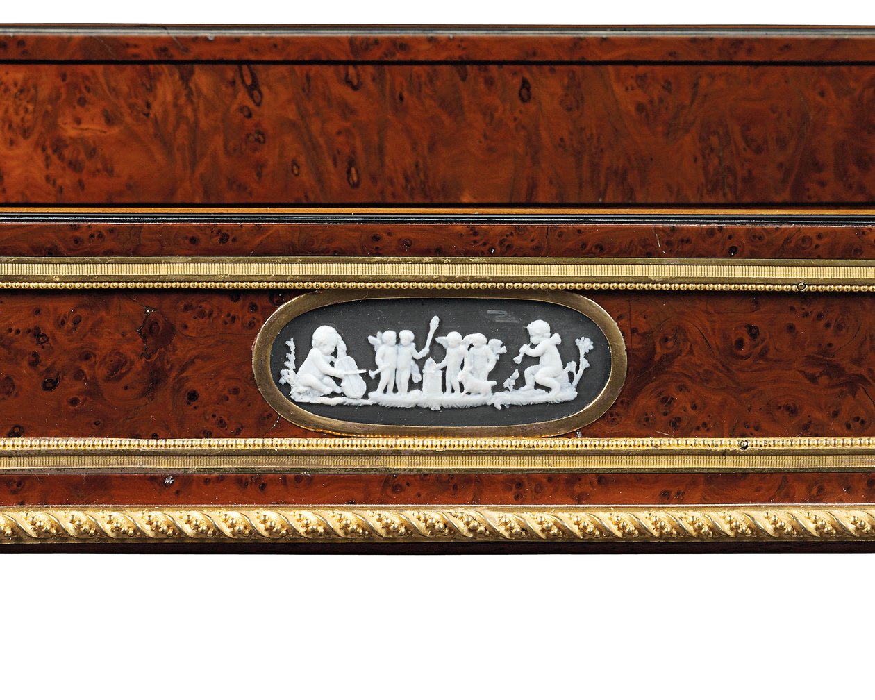 Mesa de trabajo de finales de Luis XVI con montura de bronce dorado y camafeo en madera de tejo y caoba de Adam Weisweiler