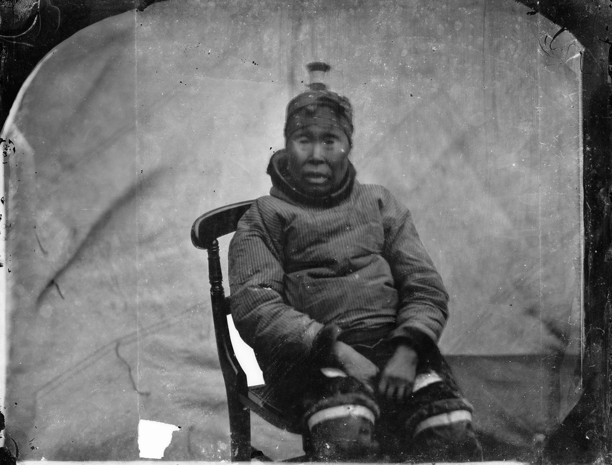 Una anciana inuk sentada en una silla de Admiral Edward Augustus Inglefield