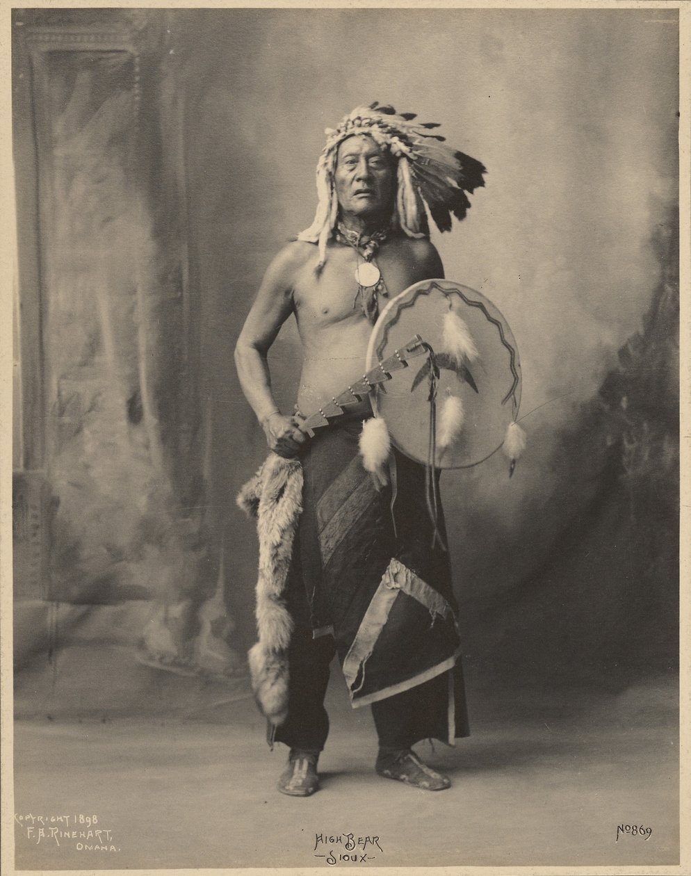 [Oso Alto, del Oyate Oceti Sakowin]
 de Adolph F. Muhr