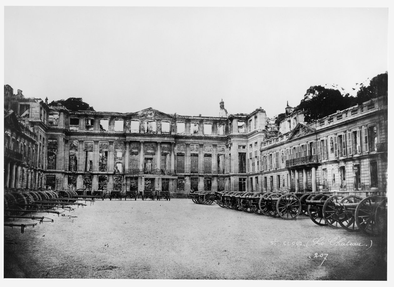Cañones en el patio del Château de Saint-Cloud, 1870-1881 de Adolphe Giraudon