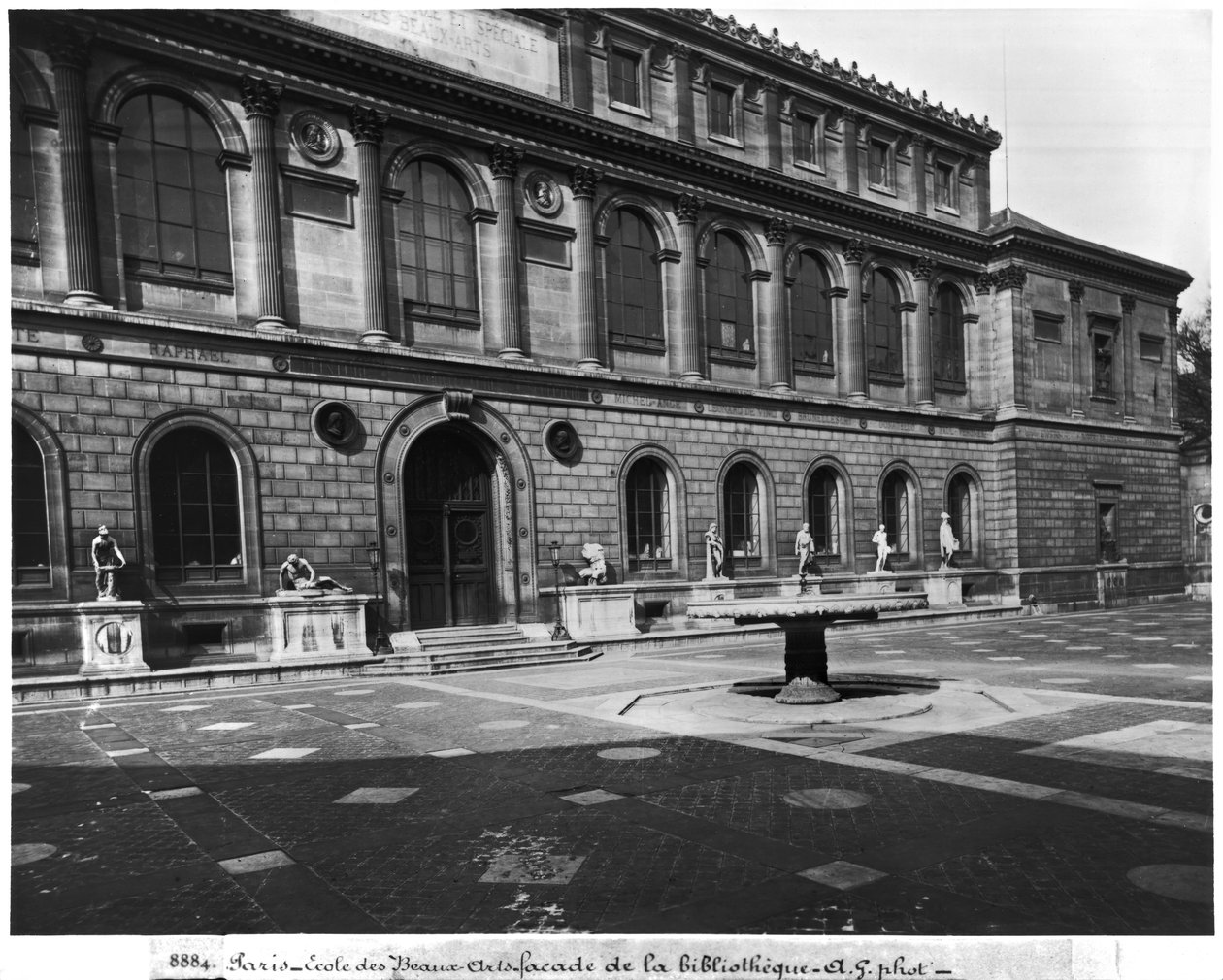 Fachada de la biblioteca de la Escuela Nacional Superior de Bellas Artes, Palais des Etudes, c.1890-99 de Adolphe Giraudon