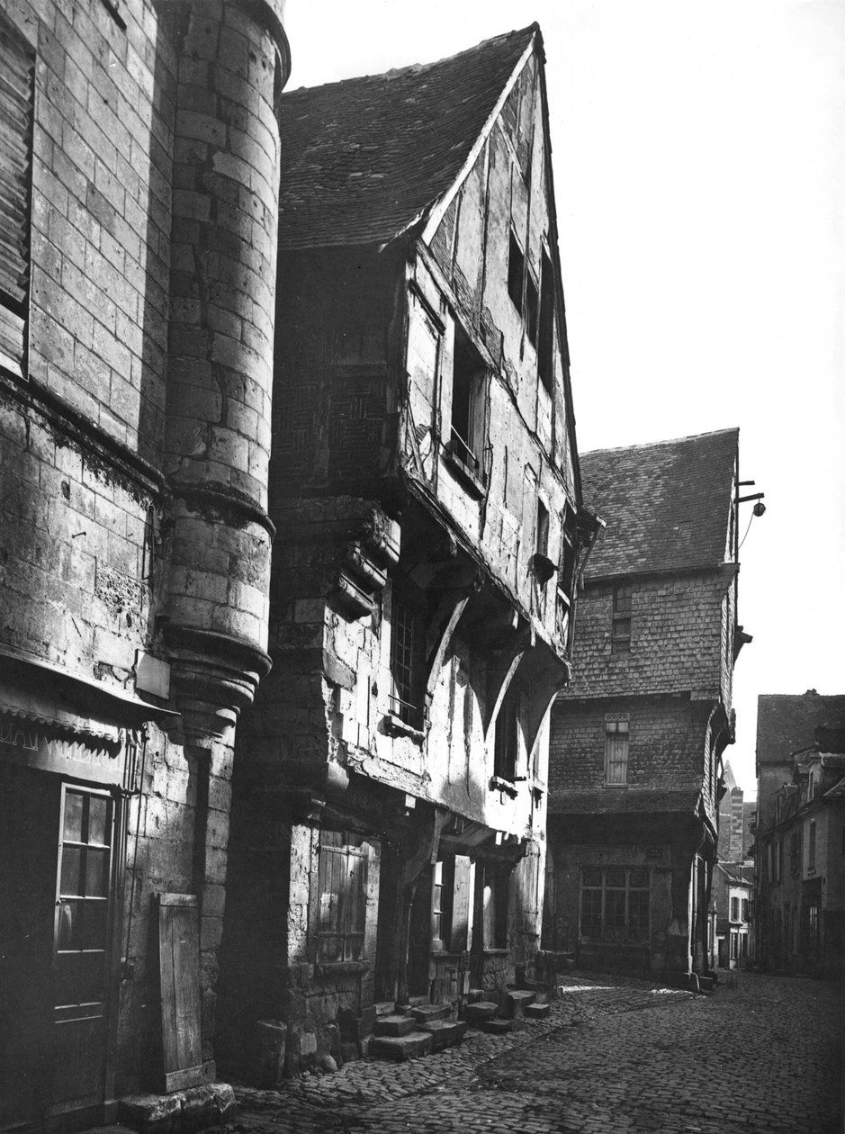 Casas antiguas en Grand Carroi, antiguo centro de la ciudad, siglos XV-XVI de Adolphe Giraudon