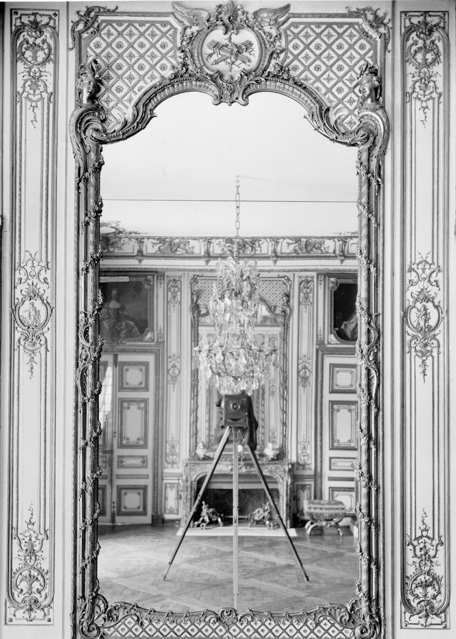 Fotografía de un espejo en el Chateau de Versailles con el reflejo de la cámara de Giraudon, c.1890 de Adolphe Giraudon