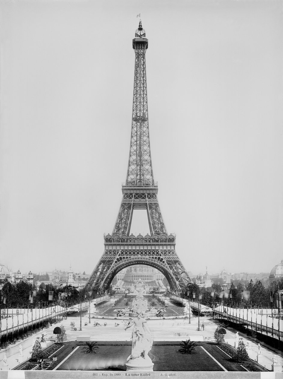 La Torre Eiffel (1887-89) fotografiada durante la Exposición Universal de 1889 en París, arquitecto Gustave Eiffel (1832-1923) de Adolphe Giraudon