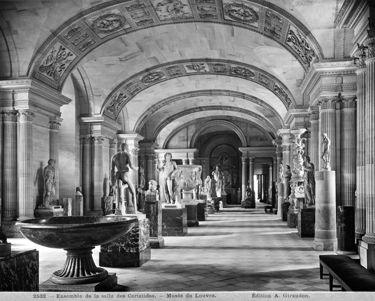 Vista de la sala de las Cariátides en el Museo del Louvre, c.1900-04 de Adolphe Giraudon
