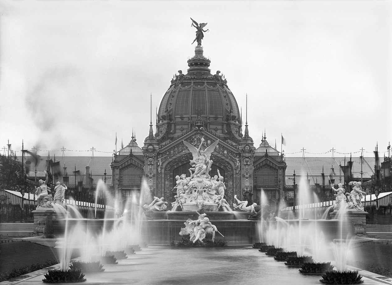 Vista de la cúpula central y la fuente Coutan, Exposición Universal, París, 1889 de Adolphe Giraudon