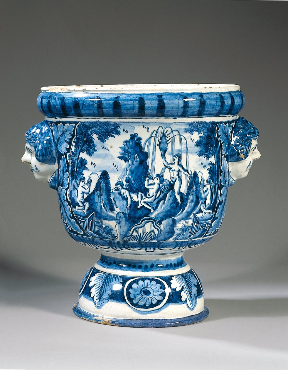 Jardinera mitológica con pedestal de dos asas azul y blanca de Delft de Adriaen (fl.1868 d.1701) (attr.to) Kocks
