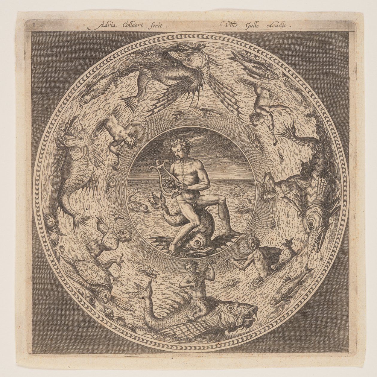 Arión sobre un delfín rodeado de un borde decorado con criaturas marinas, de un conjunto de diseños para platos (Fonds de Coupe) de Adriaen Collaert
