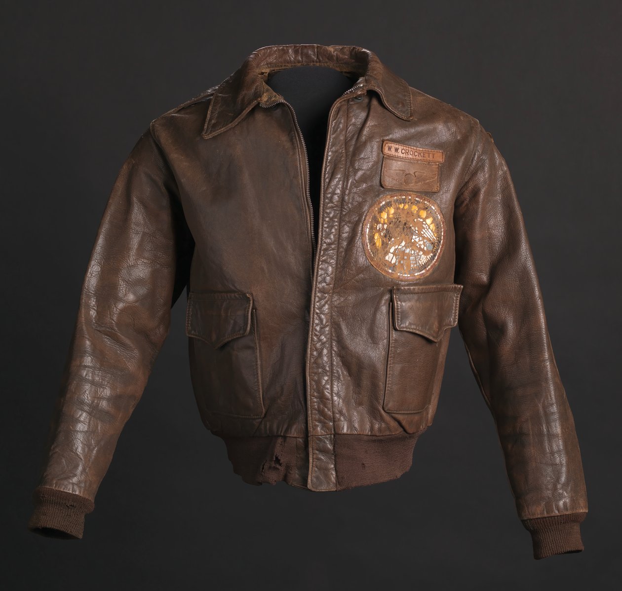 Chaqueta de vuelo del aviador de Tuskegee usada por el Tte. Coronel Woodrow W. Crockett, 1942 de Aero Leather Clothing Co.