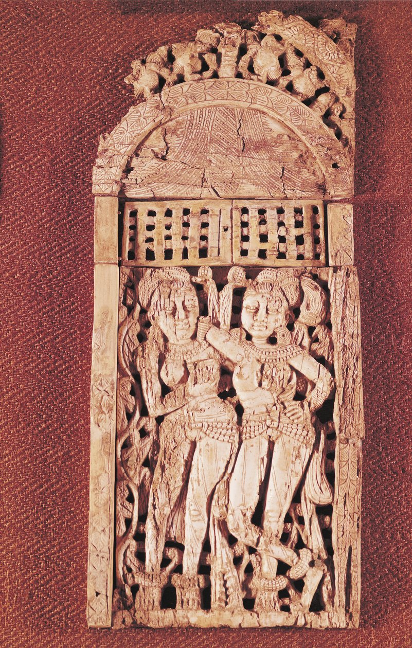 Placa india tallada que representa dos figuras femeninas bajo un torana, de Begram, Afganistán, siglo I-II de Afghan School