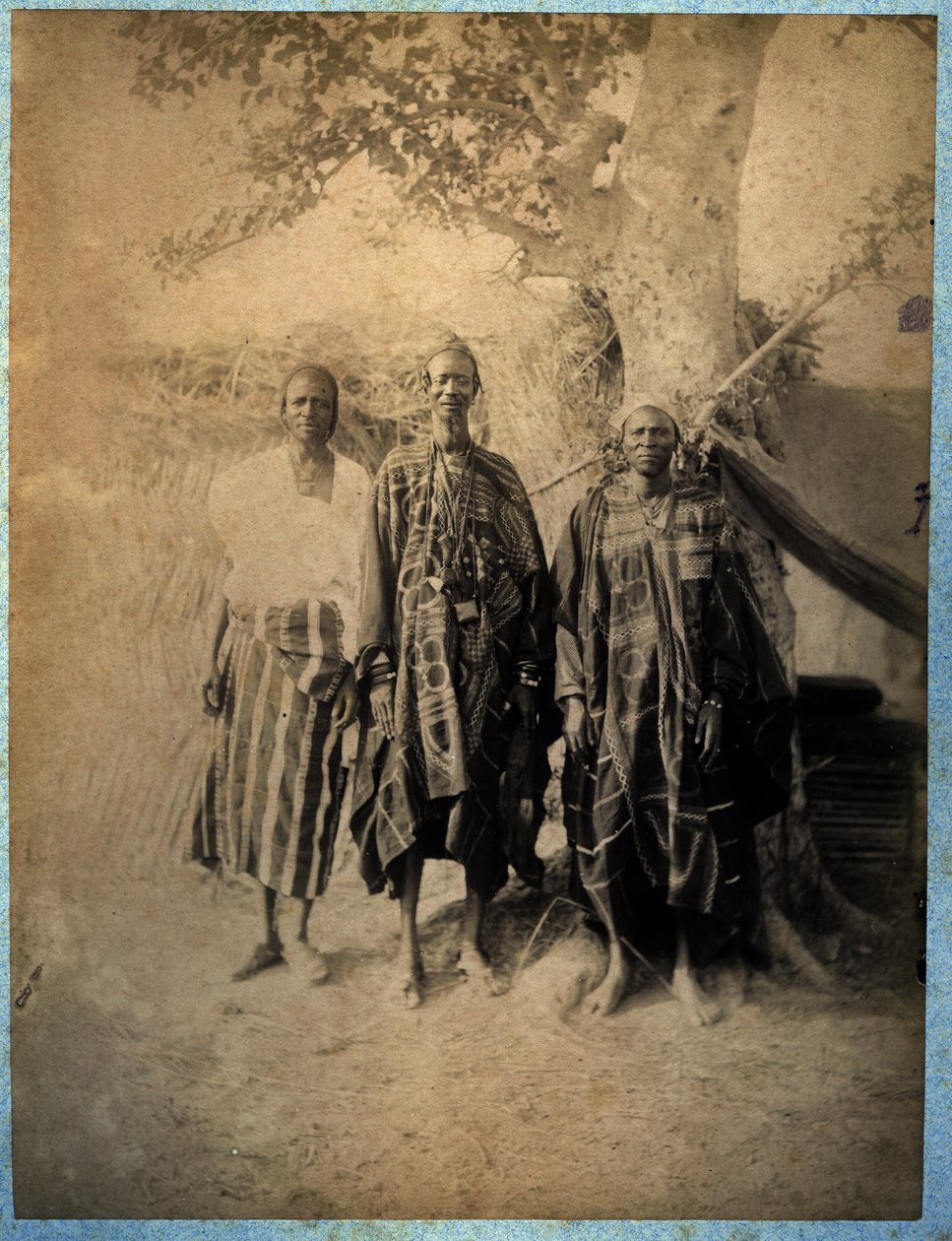 Tres hombres senegaleses con traje tradicional (foto en blanco y negro) de African