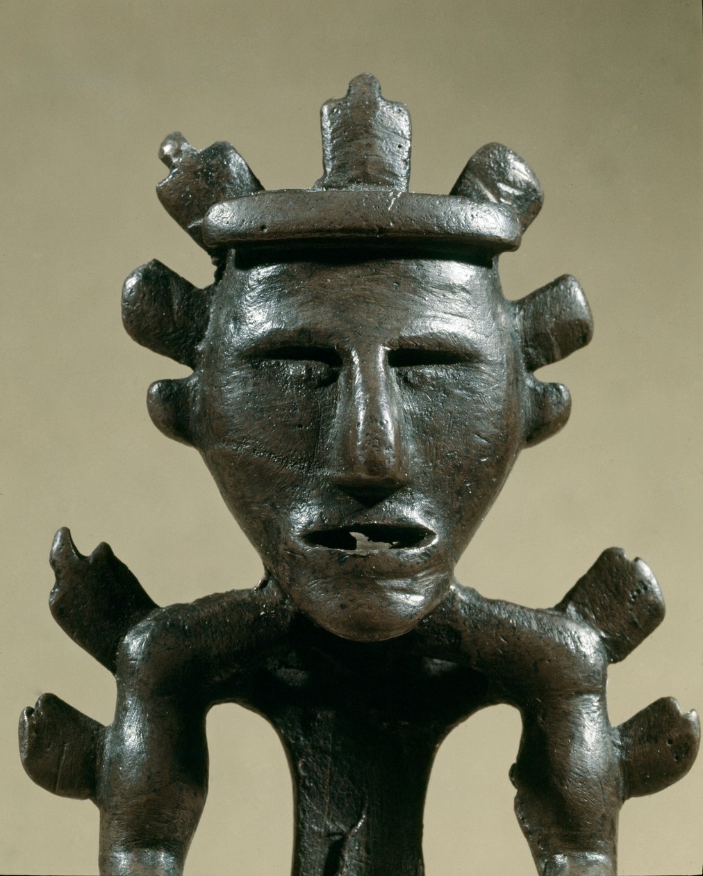 Prehistoria: figurilla de guerrero de bronce del Tesoro de Galic (Kostroma, Rusia). 1500 a.C. Edad del Bronce. Moscú, Museo Histórico Estatal de Age Bronze