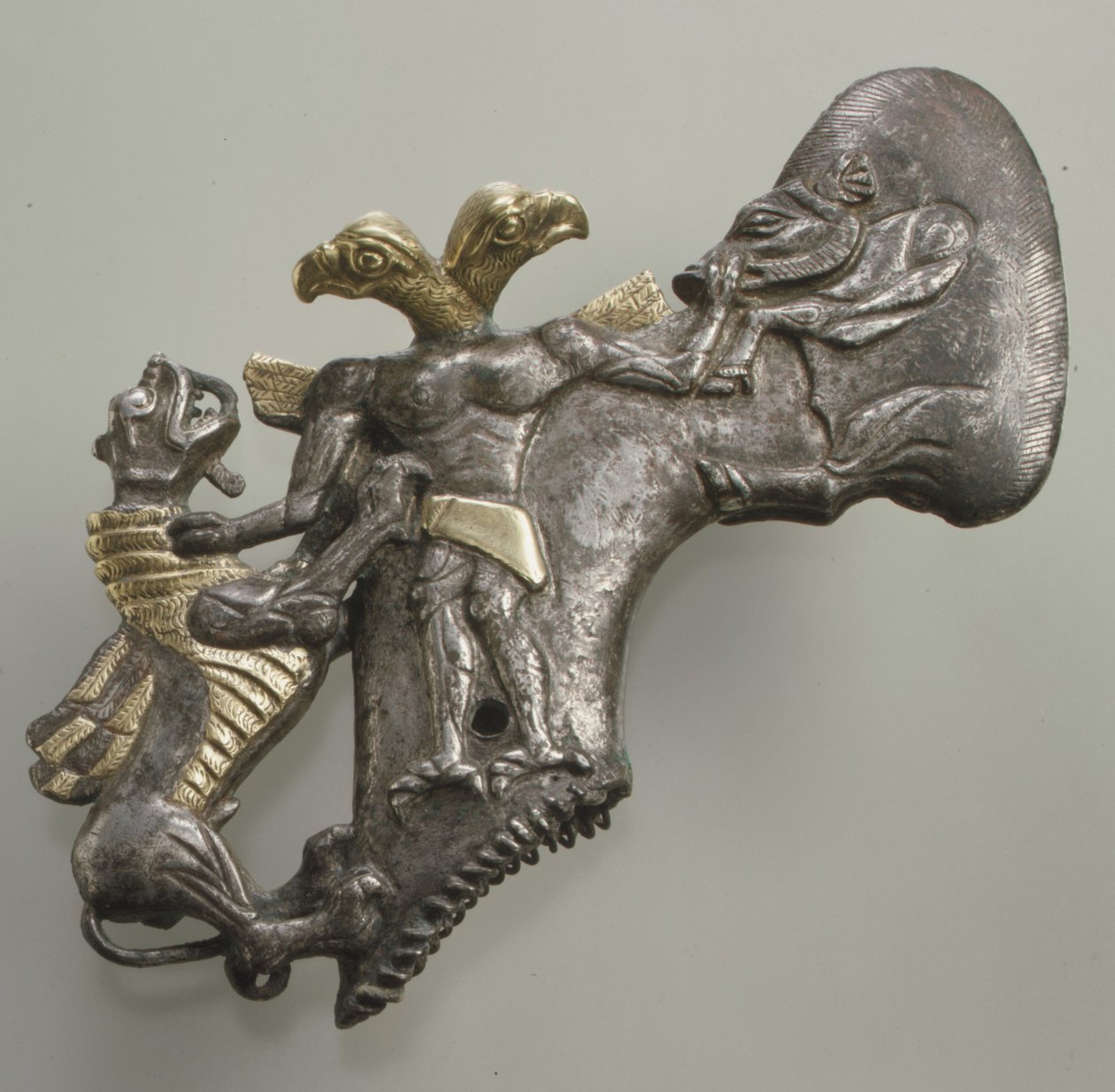 Cabeza de hacha con agujero de eje con demonio con cabeza de pájaro, jabalí y dragón, c. finales del 3er milenio a.C. - principios del 2do milenio a.C. de Age Bronze