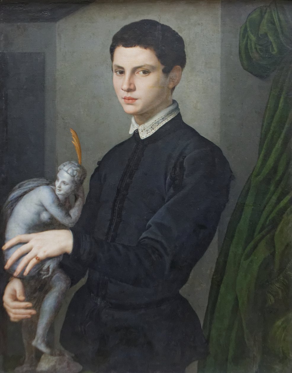 Retrato de un hombre sosteniendo una estatuilla de Agnolo Bronzino