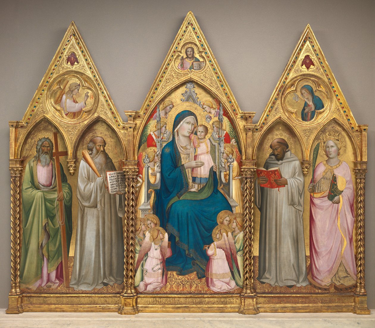 Madonna y Niño con los Santos Andrés, Benito, Bernardo y Catalina de Alejandría con Ángeles (tríptico completo) de Agnolo Gaddi