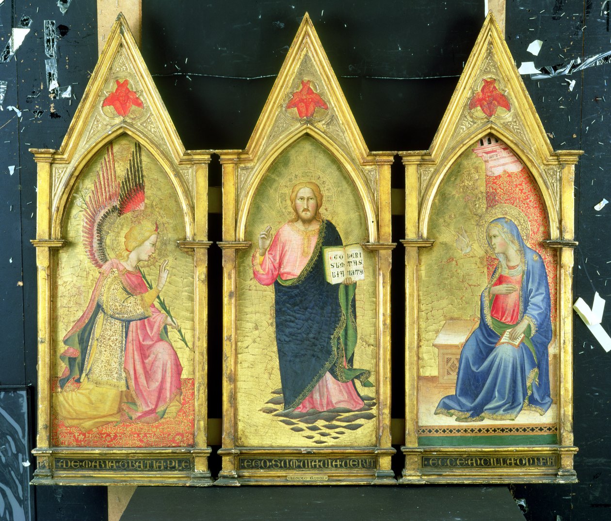 El Arcángel Gabriel; Cristo el Redentor; La Virgen Anunciada en paneles dorados de Agnolo Gaddi