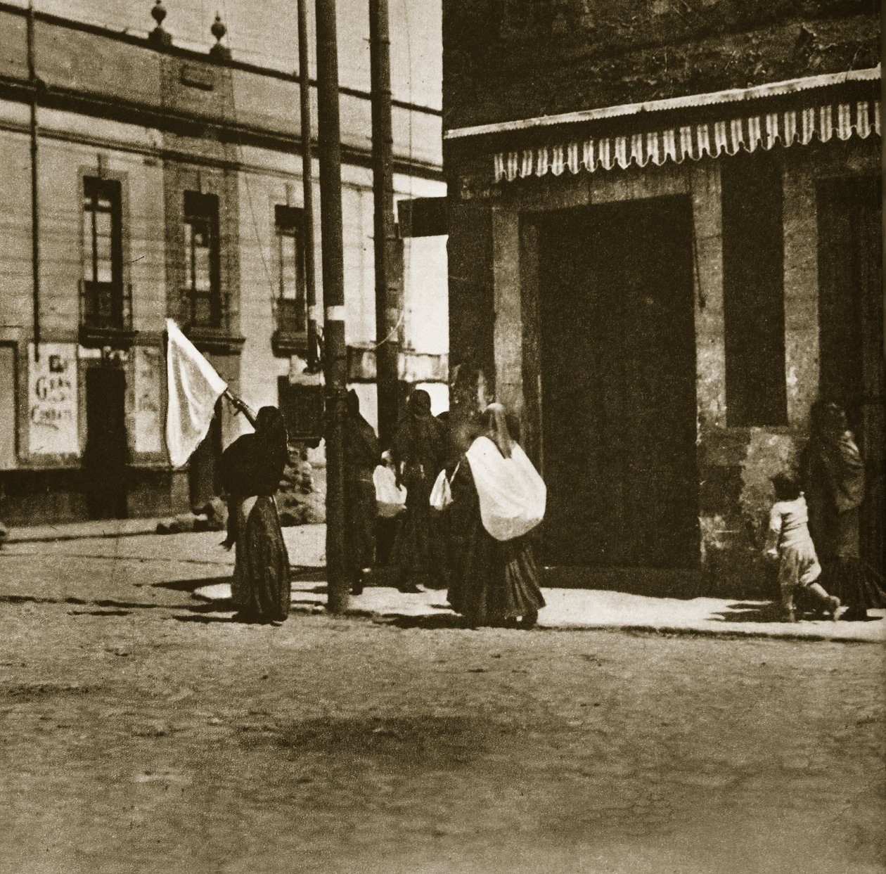 Mujeres caminando por las calles bajo la cobertura de una bandera blanca durante 
