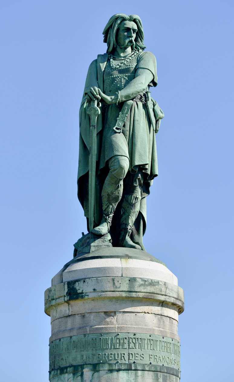 Estatua colosal de Vercingétorix (72-46 a.C.), líder galo. Escultura de Millet Aimé (1819-1891), 6.60 m de altura, erigida en 1865 en la parte occidental de Mont Auxois (base de 7 m de altura por Viollet Le Duc). Alise Sainte Reine, 1865. de Aime Millet