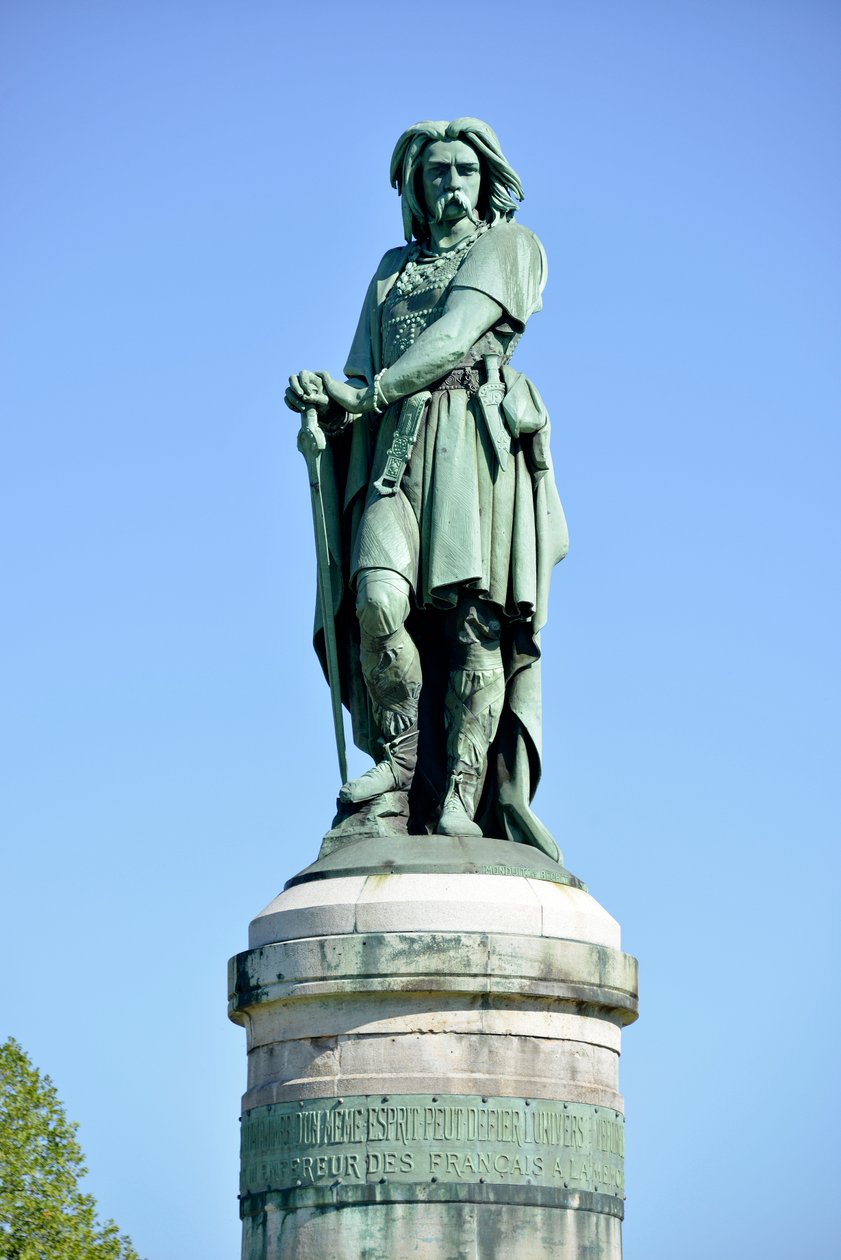 Estatua colosal de Vercingétorix (72-46 a.C.), líder galo - Escultura de Millet Aimé (1819-1891) 6.60 m de altura erigida en 1865 en la parte occidental de Mont Auxois (base de 7 m de altura por Viollet Le Duc) Alise Sainte Reine 1865 de Aime Millet
