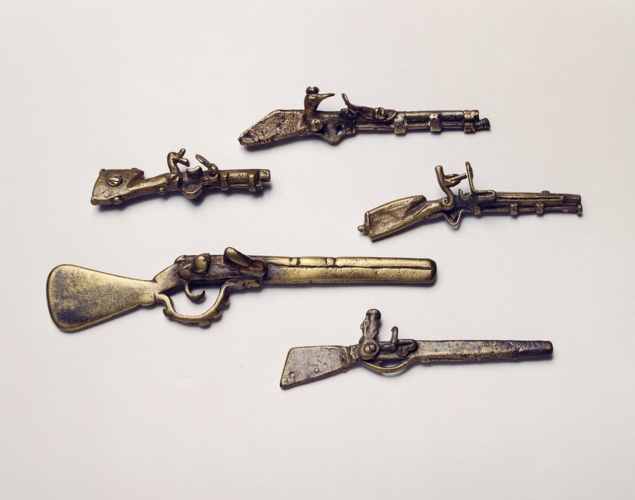 Pesas de oro fundidas en forma de pistolas de Akan School
