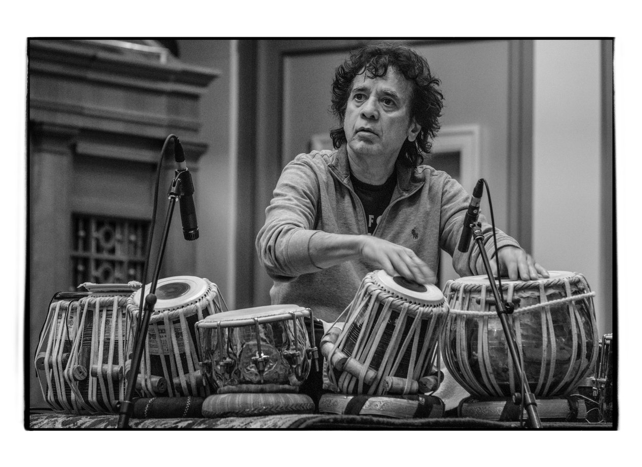 Zakir Hussain en el Schermerhorn Symphony Center, Nashville, 2018 (foto) de Alan Messer